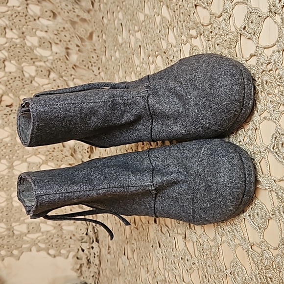 Toms Gray Felt Textile Wool Wedge Booties - Picture 4 of 7